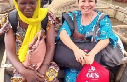 Sœur Cécile rejoint une école en pirogue pour aller distribuer les affichettes sons